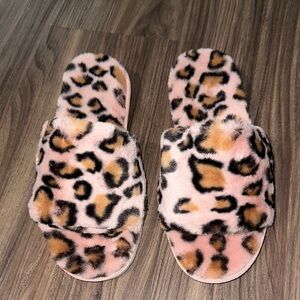 Array Pink Leopard Fuzzy Slippers